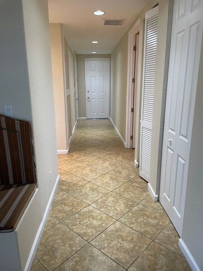 Building Photo - Furnished 1st Floor Condo in the Heart of ...