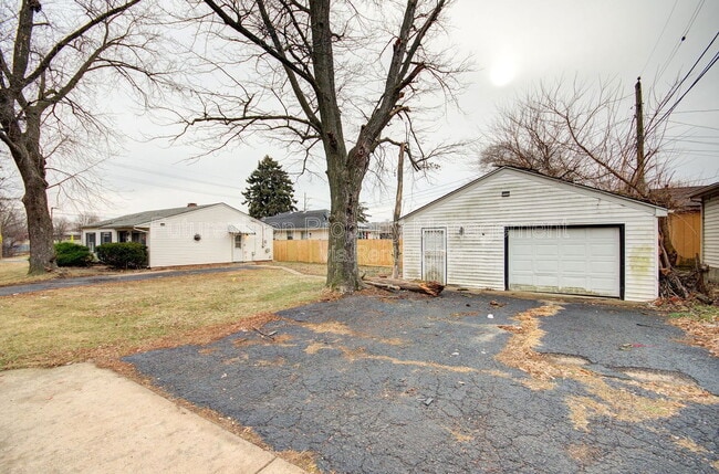 Building Photo - 1600 W Allen St