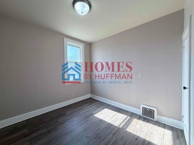 Building Photo - Two Bedroom House | Move in Ready!