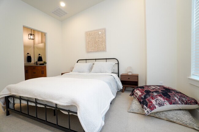 Building Photo - 479 E Violets Cv Ln