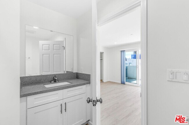 Building Photo - 1409 N Hobart Blvd