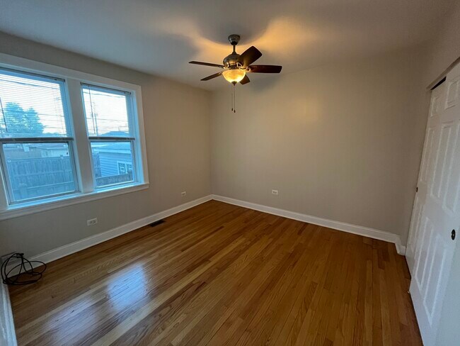 Building Photo - 3422 W Waveland Ave