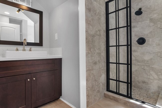 Building Photo - Beautiful California Style Hollywood Home