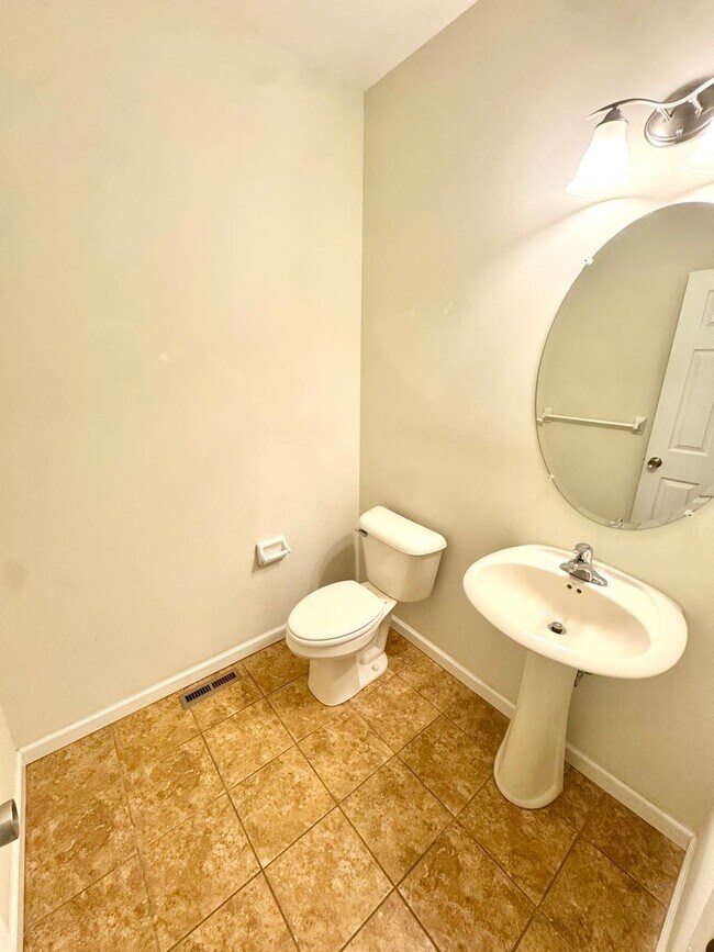 Building Photo - PARKLAND SCHOOLS! THREE BEDROOM TOWNHOME