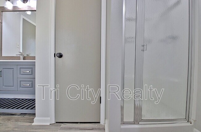 Building Photo - 210 Bella Rosa