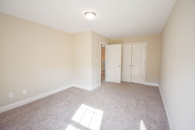 Building Photo - 3 Bedroom 2.5 Bathroom in Haymount - No Pets