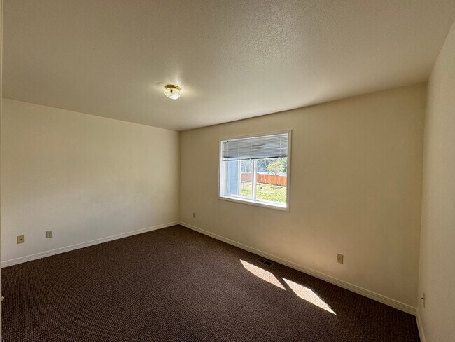 Building Photo - 201 Grandview Way