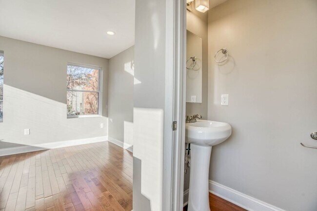 Building Photo - 1623 E Baltimore St