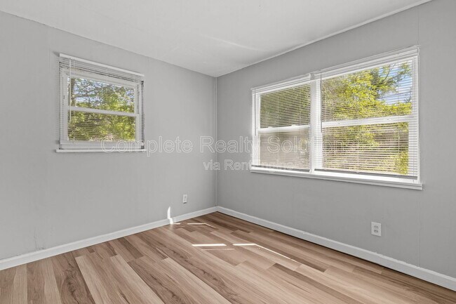 Building Photo - 7120 Greenhaven Dr