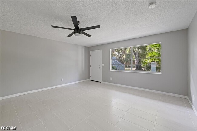 Building Photo - 3225 E Riverside Dr