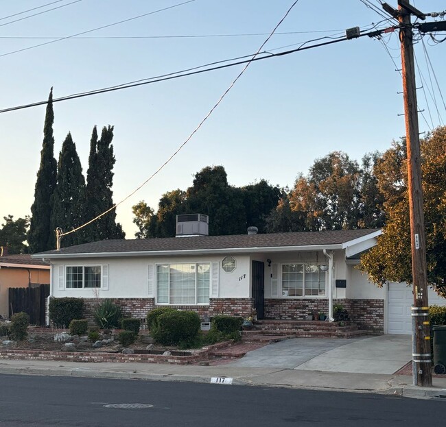 Building Photo - Charming and Upgraded ADU with separate en...