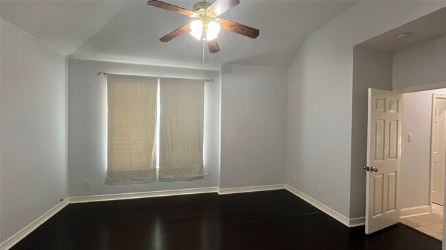 Building Photo - 2402 Raintree Village Dr