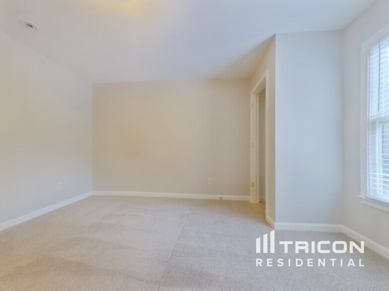 Building Photo - 6735 Hembree Dr