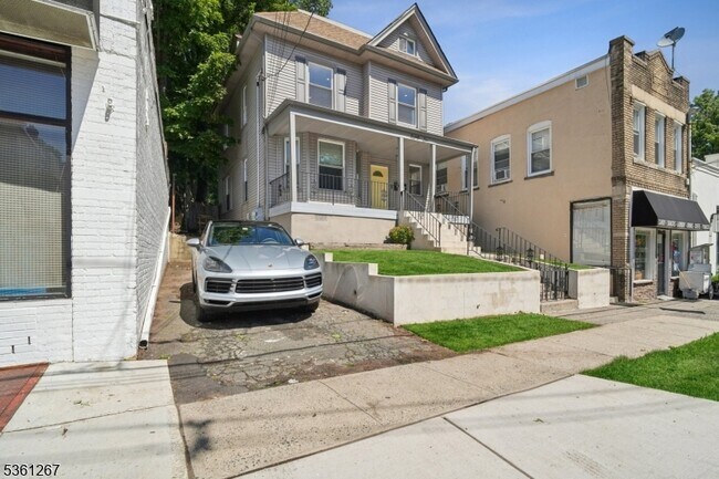 Building Photo - 86 Maple Ave