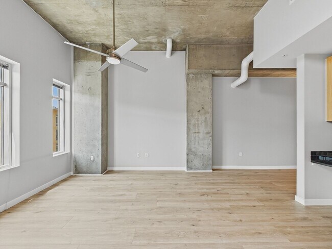 Building Photo - Stunning Glass House Condo with Mountain Views | 1 Bed | 1 Bath | Riverfront Park