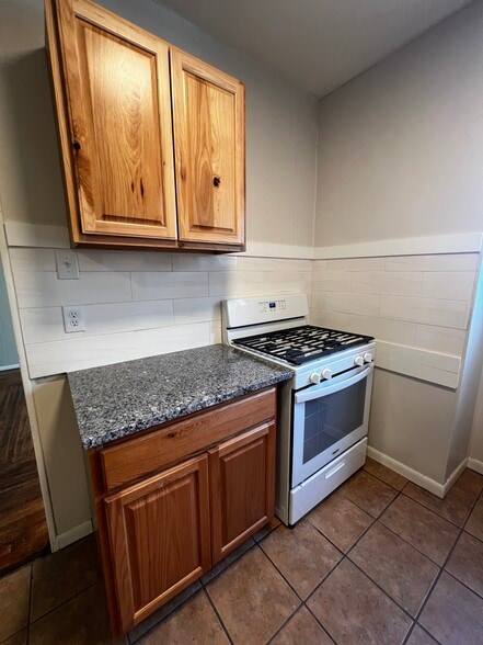 Kitchen - 4414 Ivanhoe Ave