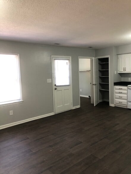 Building Photo - 117 E Circle Dr