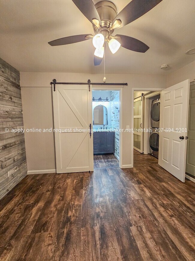 Building Photo - Exquisitely Updated Condo - Must See