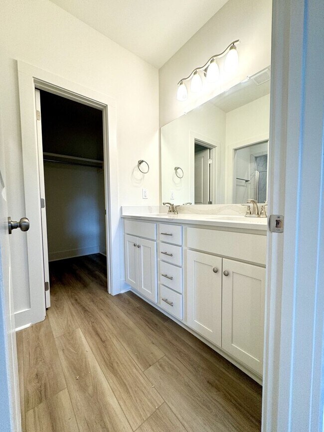 Building Photo - Runningvine Lane Townhome for July 2026!