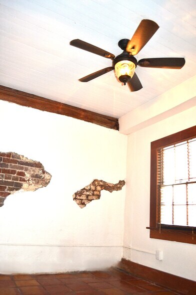 Building Photo - 203 W Waldburg St