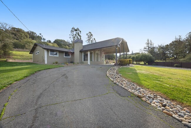 Building Photo - 9168 Eastside Rd