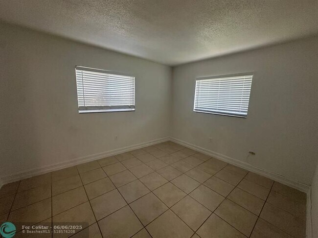 Building Photo - 3009 N Andrews Ave