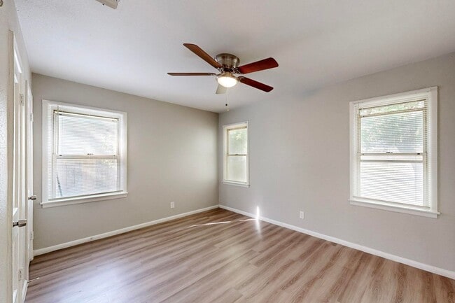 Building Photo - Charming 2-Bedroom Cottage with Big Backyard