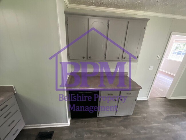 Building Photo - Freshly Updated 3 Bed, 1.5 Bath Home in Cl...
