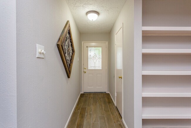 Building Photo - 1534 Vickery Dr