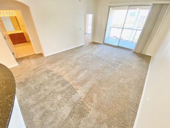 Building Photo - GREAT 1 BED, 1 BATH 867 SQFT HIGH RISE CON...