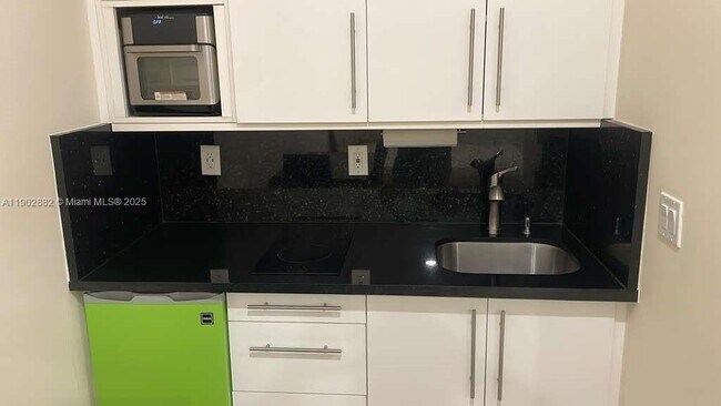 Building Photo - 1150 Normandy Dr