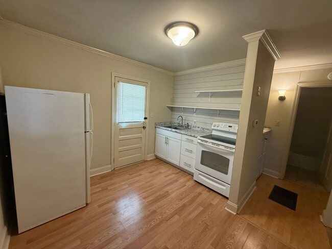 Building Photo - Cozy One Bedroom Triplex in Dilworth!
