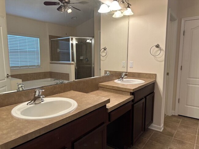 Building Photo - Large 3BD/2BA |Quiet Setting | Fenced Yard