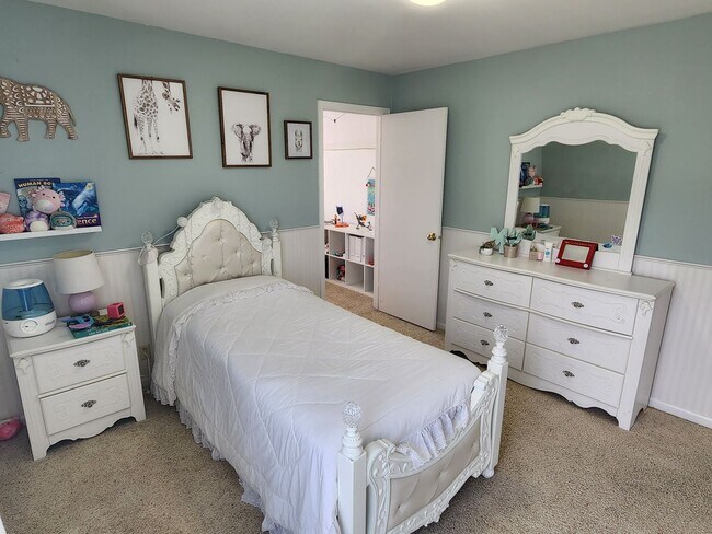 Building Photo - Kenosha 4 bedroom home