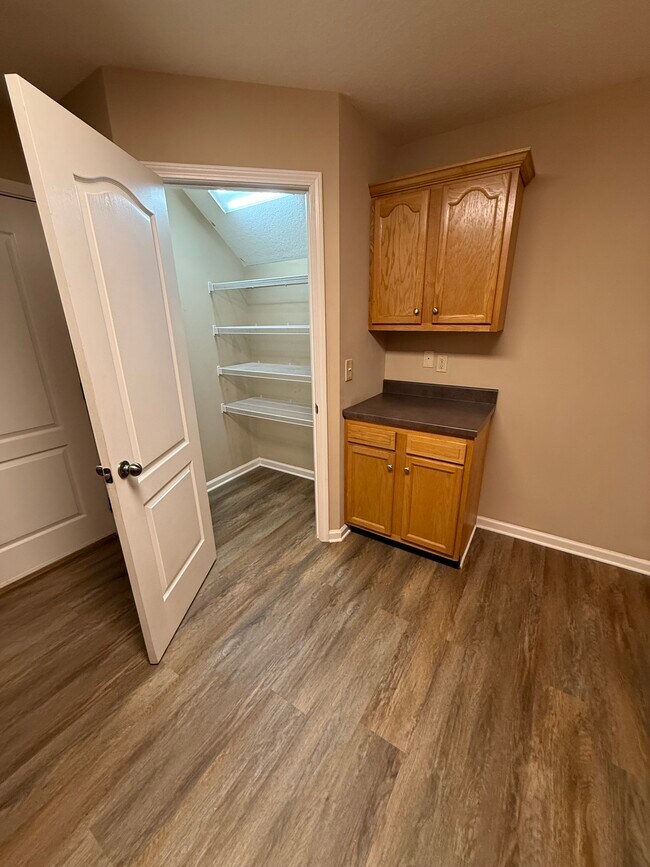 Building Photo - 9907 Thunderbolt Way