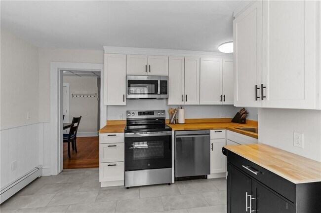 Building Photo - 11 Young St