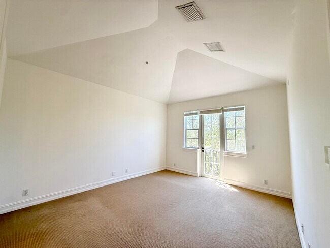 Building Photo - 319 Flamingo Dr