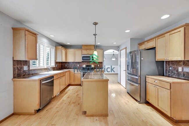 Building Photo - Beautiful 3 Bed, 2.5 Bath Parkside Home – ...