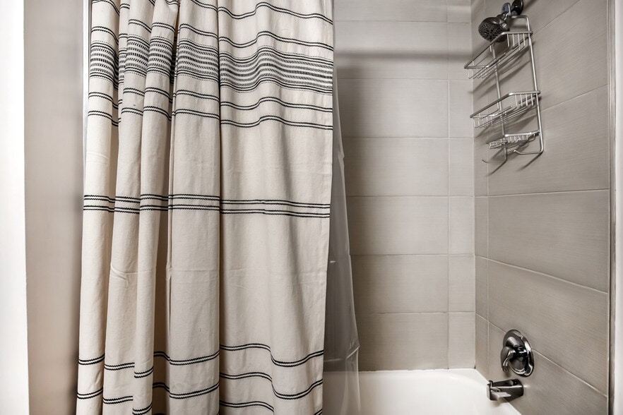 Building Photo - 30 E Roosevelt Rd