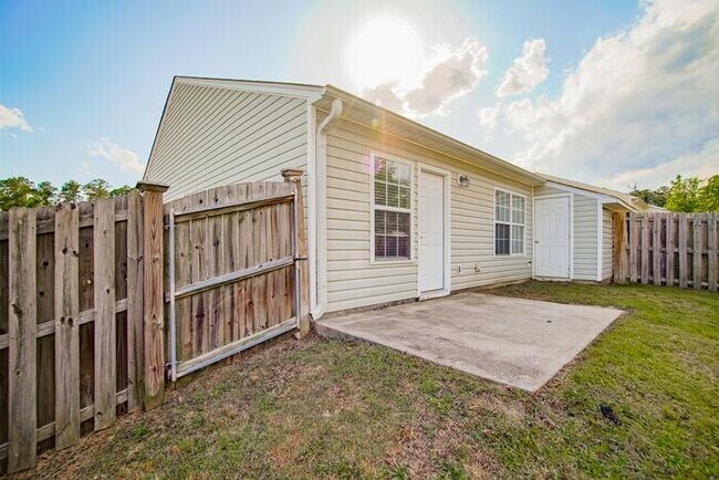 Building Photo - 402 Wincrest Ln