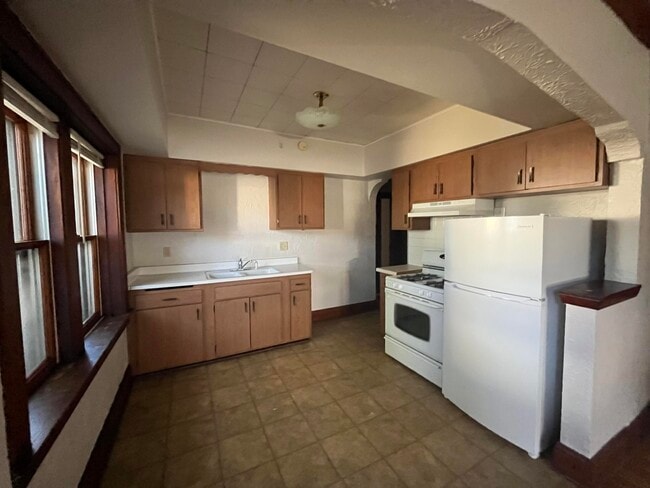 Building Photo - 5219 S Lake Dr