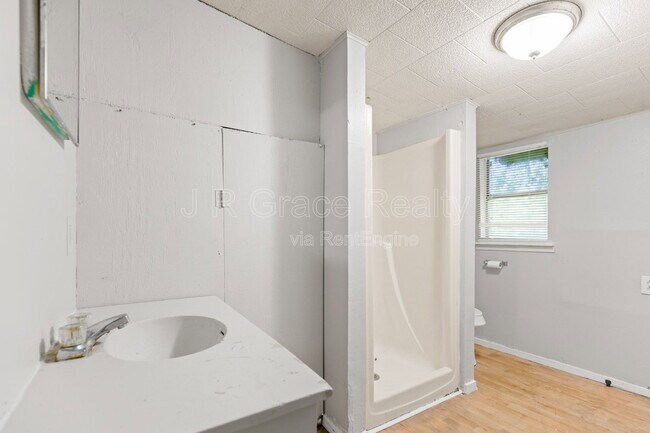 Building Photo - 802 W Navasota St
