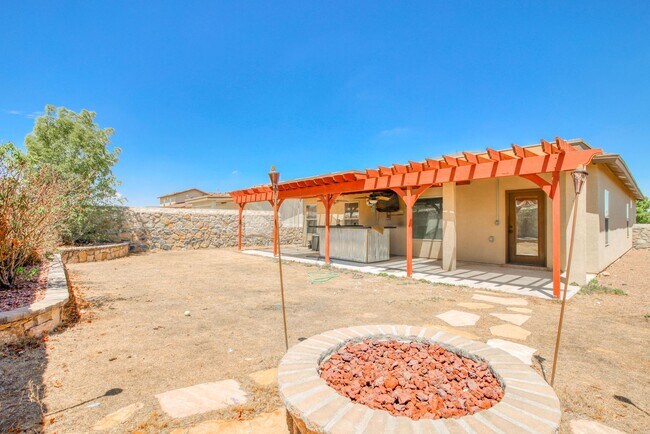 Building Photo - Beautiful East side House 3 bed-2.5 baths in front of Park