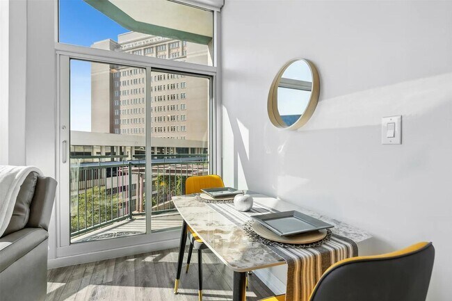 Building Photo - 500 Throckmorton St