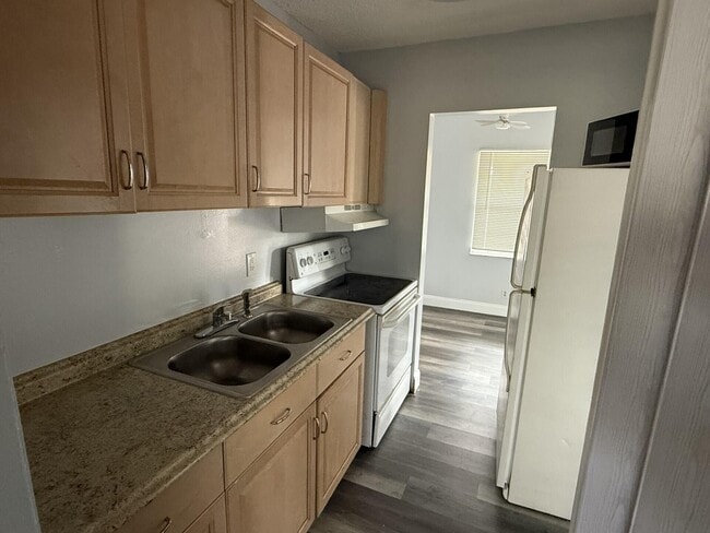 Building Photo - 105 SW 5th Ave