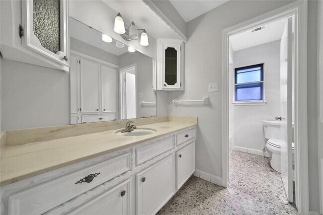 Building Photo - 1056 Martin St