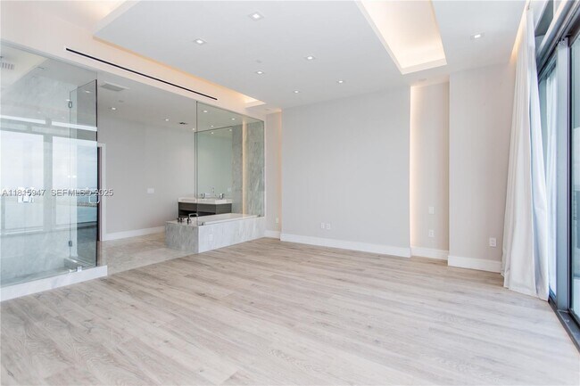 Building Photo - 460 NE 28th St