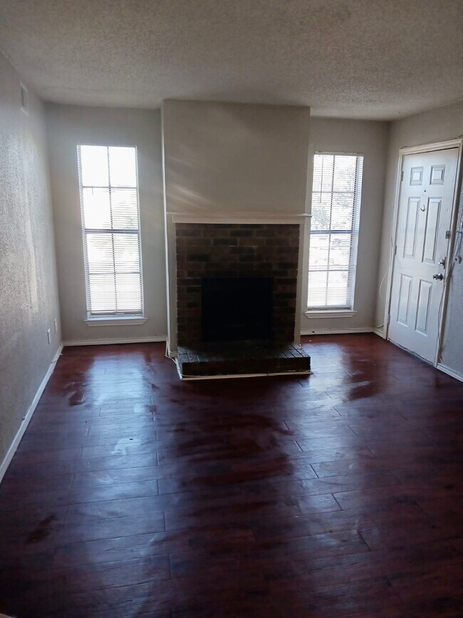 Building Photo - 9520 Royal Ln