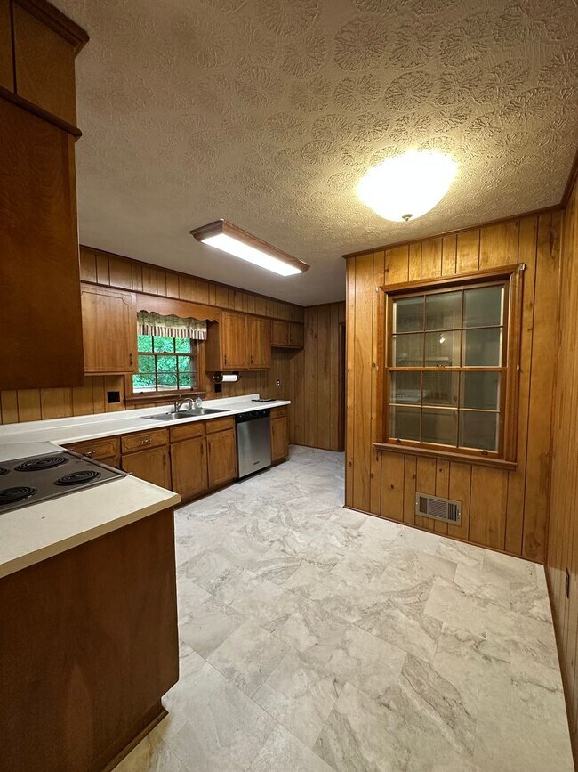 Building Photo - Available now,  3/2 with large unfinished basement, in University Heights