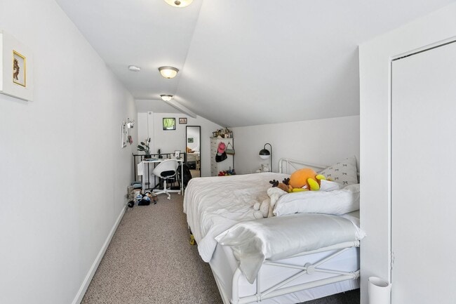 Building Photo - Well-maintained 2-bedroom, 1-bath bi-level apartment | Washington Square West